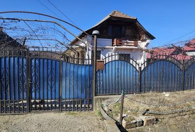Casă cu 4 camere în Dârmănești