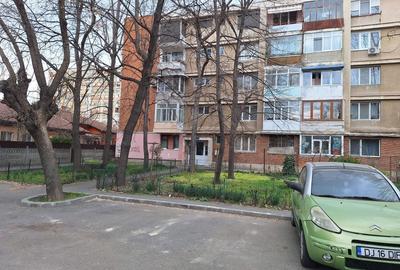 Apartament cu 3 camere semidecomandat în Calea București