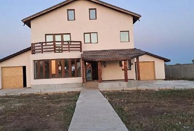 Casă cu 4 camere cu Teren 7500 Mp în Central - 2