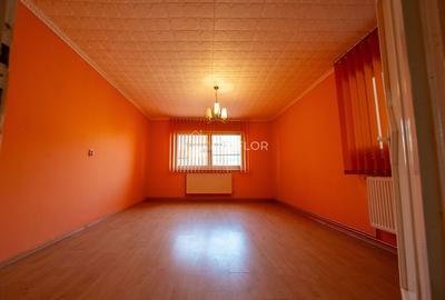 Casă individuală cu 8 camere cu Canalizare în Vest - 4