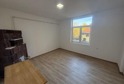 2 corpuri de Casă renovate + teren 125 mp Campina - 7