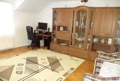 Casă cu 6 camere în Aradului