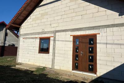 Vand casa la rosu cu tamplarie PVC - 4