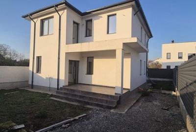 Casă cu 4 camere în Km 5 - 18