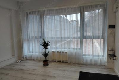 Casă cu 8 camere cu Teren 776 Mp în Central