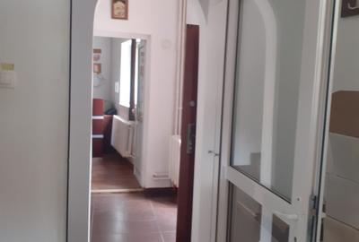 Casă individuală cu 8 camere cu Canalizare în Decebal - 4