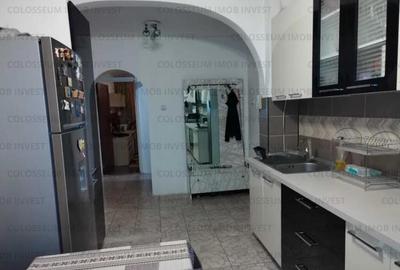 Apartament cu 4 camere decomandat, mobilat în Tractorul - 4