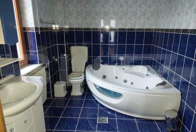 Casă cu 7 camere cu Teren 2000 Mp în Central - 11