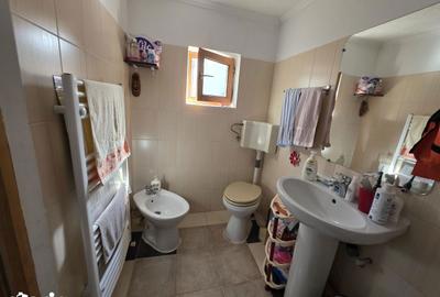 Casă cu 3 camere cu Canalizare în Dămăroaia