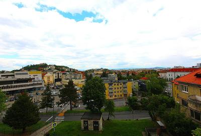 Apartament cu 4 camere decomandat în Centrul Istoric