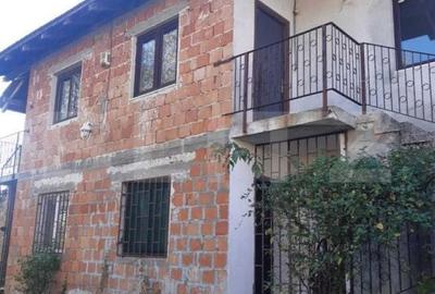 Casă cu 8 camere cu Teren 400 Mp în Central