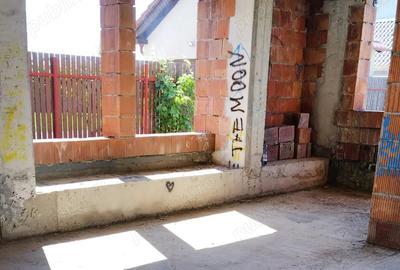 Casa individuala, strada asfaltata, toate utilitatile in fata imobilului. Proprietar - 2