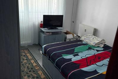 Apartament cu 3 camere decomandat în Rovine