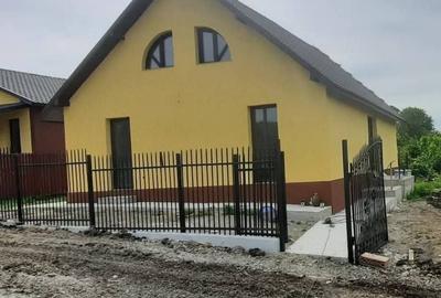 Casă cu 4 camere cu Teren 600 Mp în Voinești