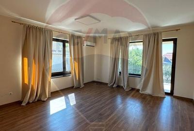 Casă cu 4 camere cu Teren 800 Mp în Central - 1
