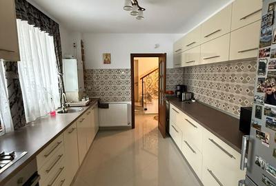 Casă cu 4 camere cu Teren 300 Mp în Central
