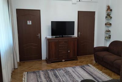 Apartament cu 3 camere semidecomandat, mobilat în Moșilor