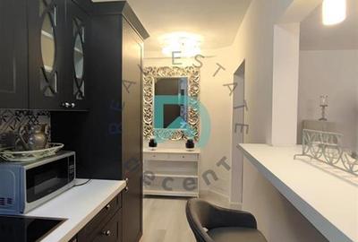 Apartament cu 3 camere semidecomandat în Centrul Civic