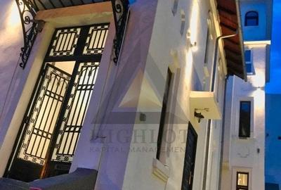 Casă individuală cu 8 camere în Arcul de Triumf