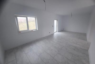 Casă cu 4 camere în Tomești