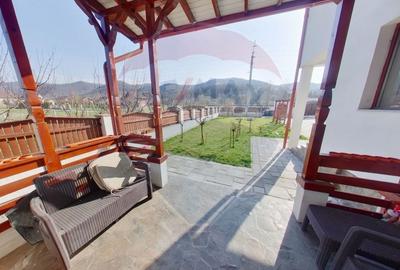 Casă cu 5 camere cu Teren 5204 Mp în Central - 2