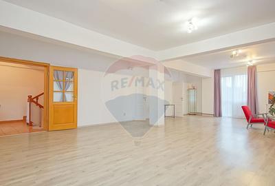 Spațiu comercial, de 100 mp, în Central