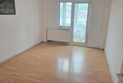 Apartament cu 2 camere decomandat în Micro 15