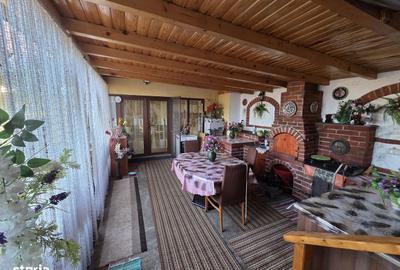 Casă cu 5 camere cu Teren 443 Mp în Central - 1