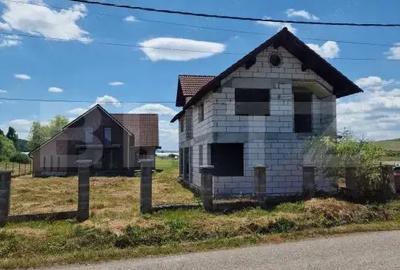 Casă cu 4 camere cu Teren 5600 Mp în Central - 12