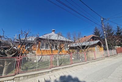 Casă cu 4 camere decomandat cu Teren 500 Mp în Central - 1