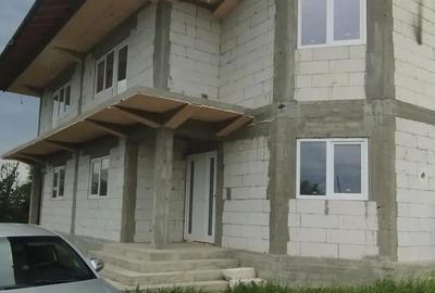 Casă cu 6 camere cu Teren 3000 Mp în Trivale - 2