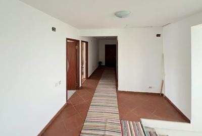 Casă cu 6 camere cu Teren 2300 Mp în Central