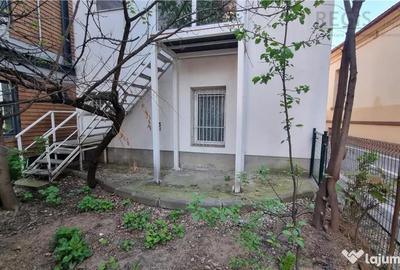 Apartament cu 4 camere semidecomandat, mobilat în 15 Noiembrie - 2