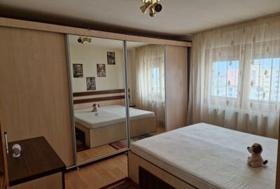 Apartament cu 3 camere decomandat în 1 Decembrie