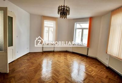Casa 5 camere,3 bai,180 mp.teren 371 mp.Central - 2