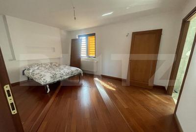 Casă cu 7 camere cu Teren 1300 Mp în Central