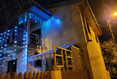 Casă individuală(P+!E+pod)+casă parter în aceeași curte. Teren 270 mp.Curte 150 - 3