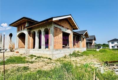 Casă individuală cu 4 camere cu Canalizare în Central - 1