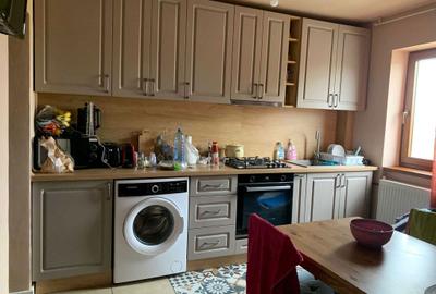 Apartament cu 3 camere semidecomandat în Grădiște