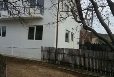 Casă cu 4 camere cu Teren 2000 Mp în Văleni - 2