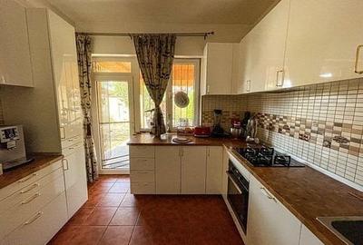 Casă individuală cu 6 camere cu Canalizare în Bd. Laminorului - 12