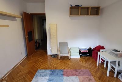 STRADAL, et. 1/10, decomandat, vedere mixta, bloc 1985 REABILITAT, tramvaiul 41 - 9