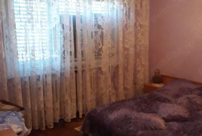 Vand ap.3 cam conf.1 decomandat.bloc de 4 etaje la etajul 4 - 7