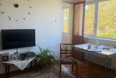 Apartament cu 3 camere semidecomandat în Crângași
