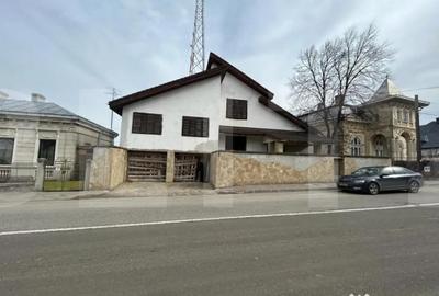 Casă cu 7 camere cu Teren 900 Mp în Dorohoi - 1