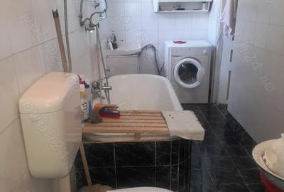 Vand apartament 2 camere la curte comuna, zona centrala Boul Ro?u.