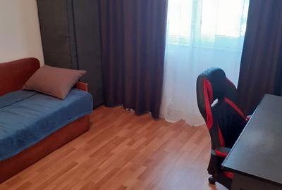 Apartament cu 3 camere decomandat în Prundu