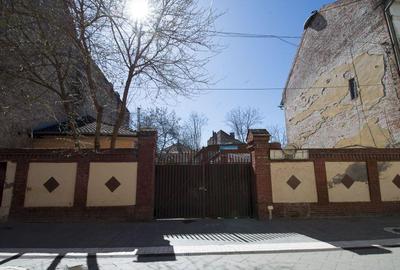 Teren de 1213 mp, în Central - 8