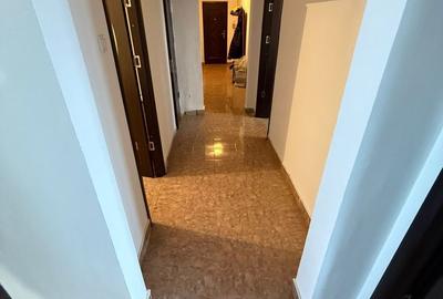 Apartament cu 3 camere decomandat în Calea București