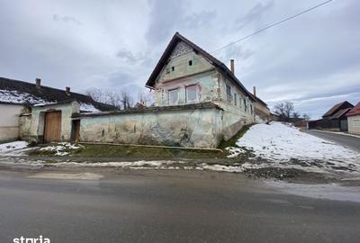 Casă cu 4 camere cu Teren 2810 Mp în Laslea - 1